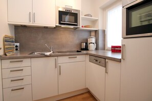 Fridge, microwave, oven, stovetop - Ferienwohnung mit 2- Zimmern auf ca. 52m² in 1. Strandlage mit Meerblick (Wyk)