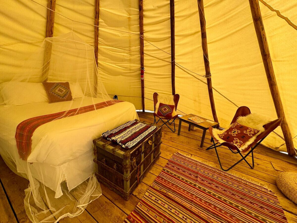 1 bedroom, desk, travel crib, WiFi