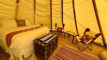 1 bedroom, desk, travel crib, WiFi