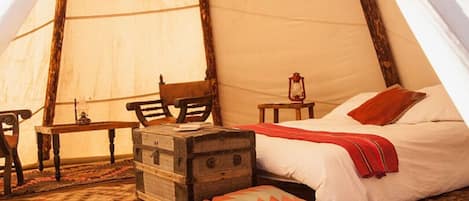 1 bedroom, desk, travel crib, WiFi