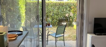 Central 1BR Garden Apartment, Close to Beach, Parking & Pet-Friendly
