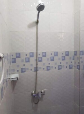 Doccia, asciugamani, sapone, carta igienica