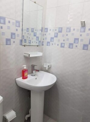 Doccia, asciugamani, sapone, carta igienica