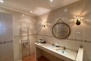 House | Bathroom | Shower, towels - Charming 5-bed House in Granja (Mourão)