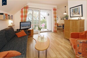 Fernseher, DVD-Player, Tischtennisplatte, Bücher