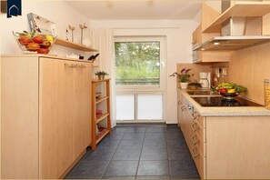 Kühlschrank, Mikrowelle, Herdplatte, Geschirrspüler