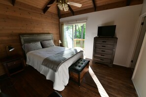 3 bedrooms, iron/ironing board, free WiFi, bed sheets - Spacious, renovated 3 bedroom home in Traverse City (Traverse City)