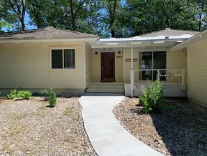 Exterior - Spacious, renovated 3 bedroom home in Traverse City (Traverse City)