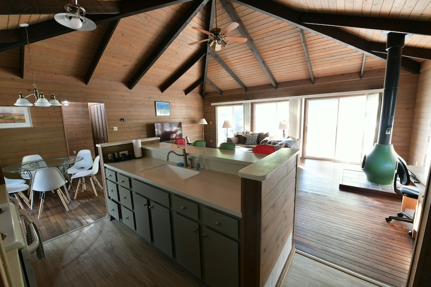 Spacious, Renovated 3 Bedroom Home In Traverse City - Traverse City, MI