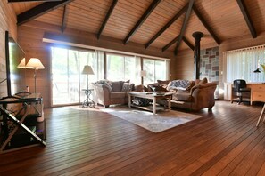 Smart TV, fireplace, table tennis - Spacious, renovated 3 bedroom home in Traverse City (Traverse City)