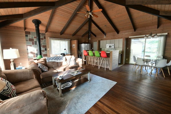 Smart TV, fireplace, table tennis - Spacious, renovated 3 bedroom home in Traverse City (Traverse City)