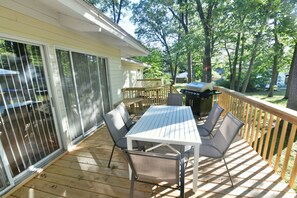 Outdoor dining - Spacious, renovated 3 bedroom home in Traverse City (Traverse City)