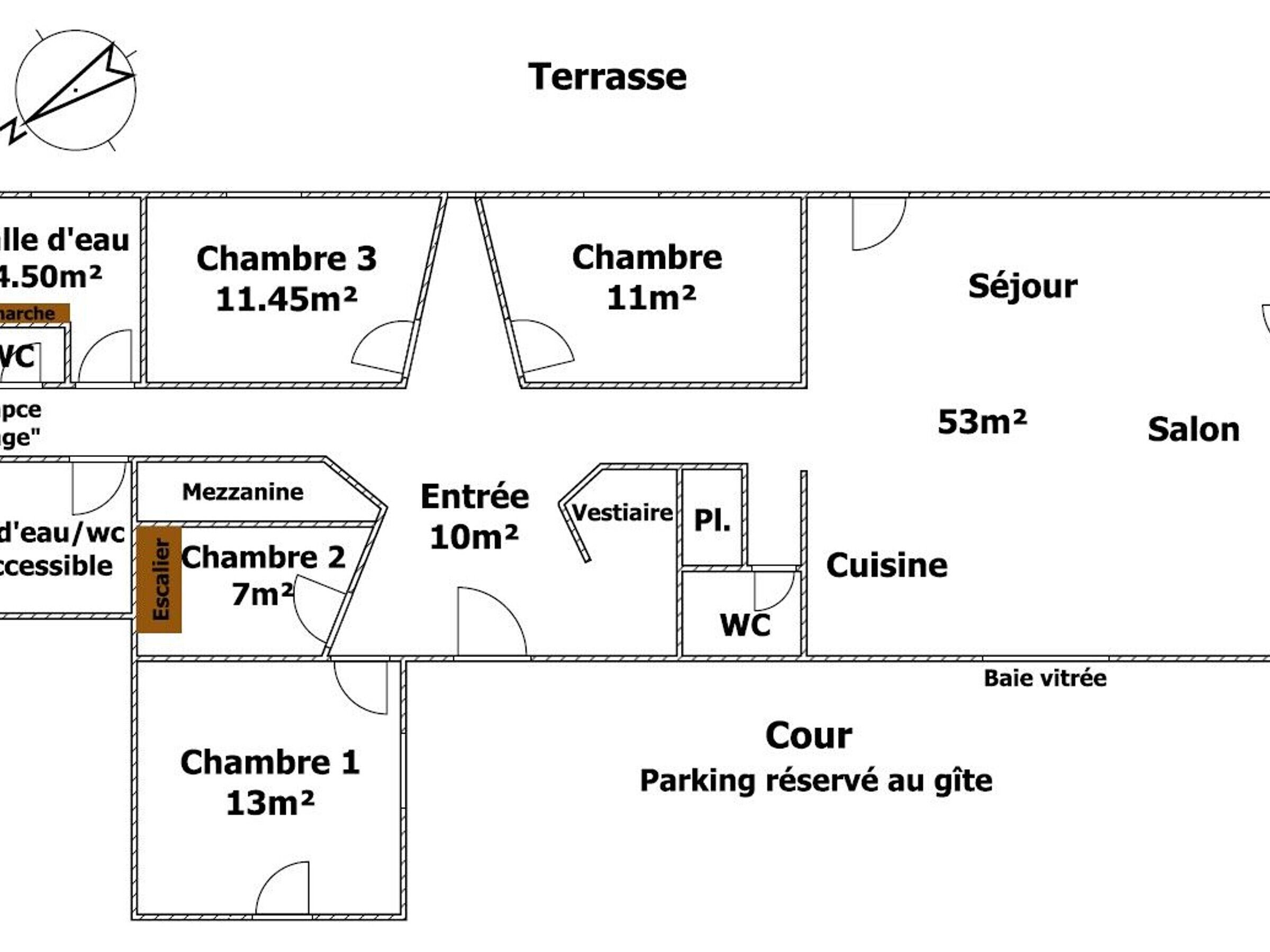 En hotelplan med tre soveværelser, en terrasse, opholdsstue, salon, køkken, spiseområde og parkeringsplads.