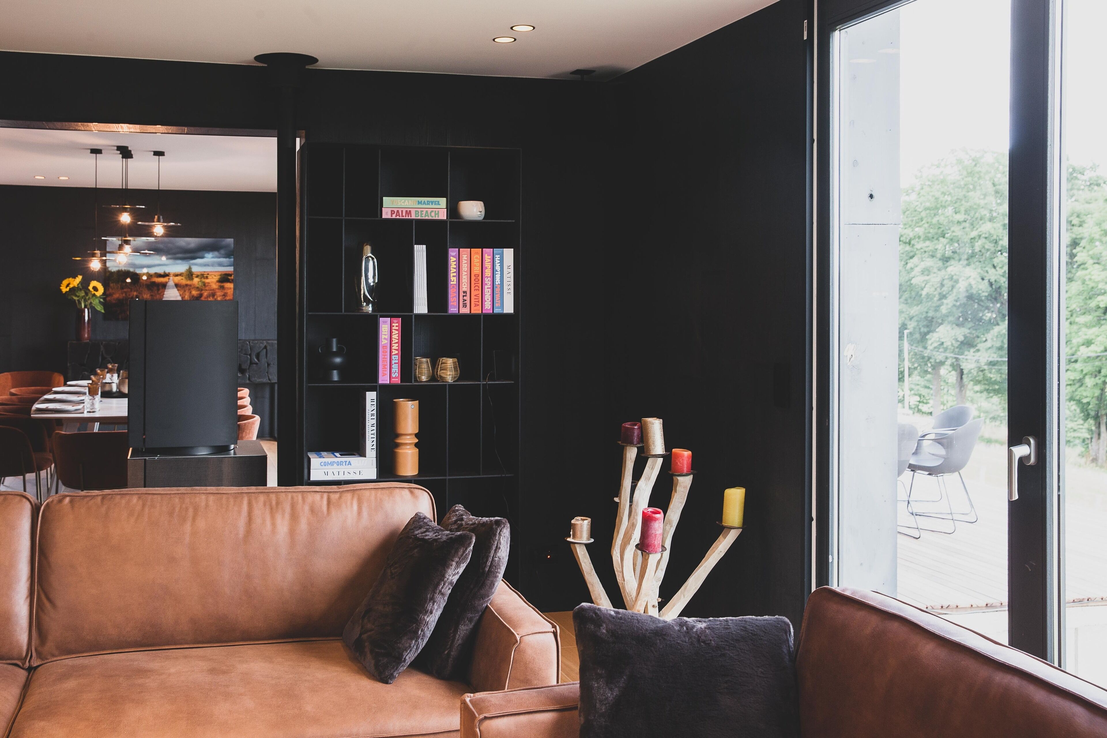 Smart-tv, een open haard, boeken en een stereo