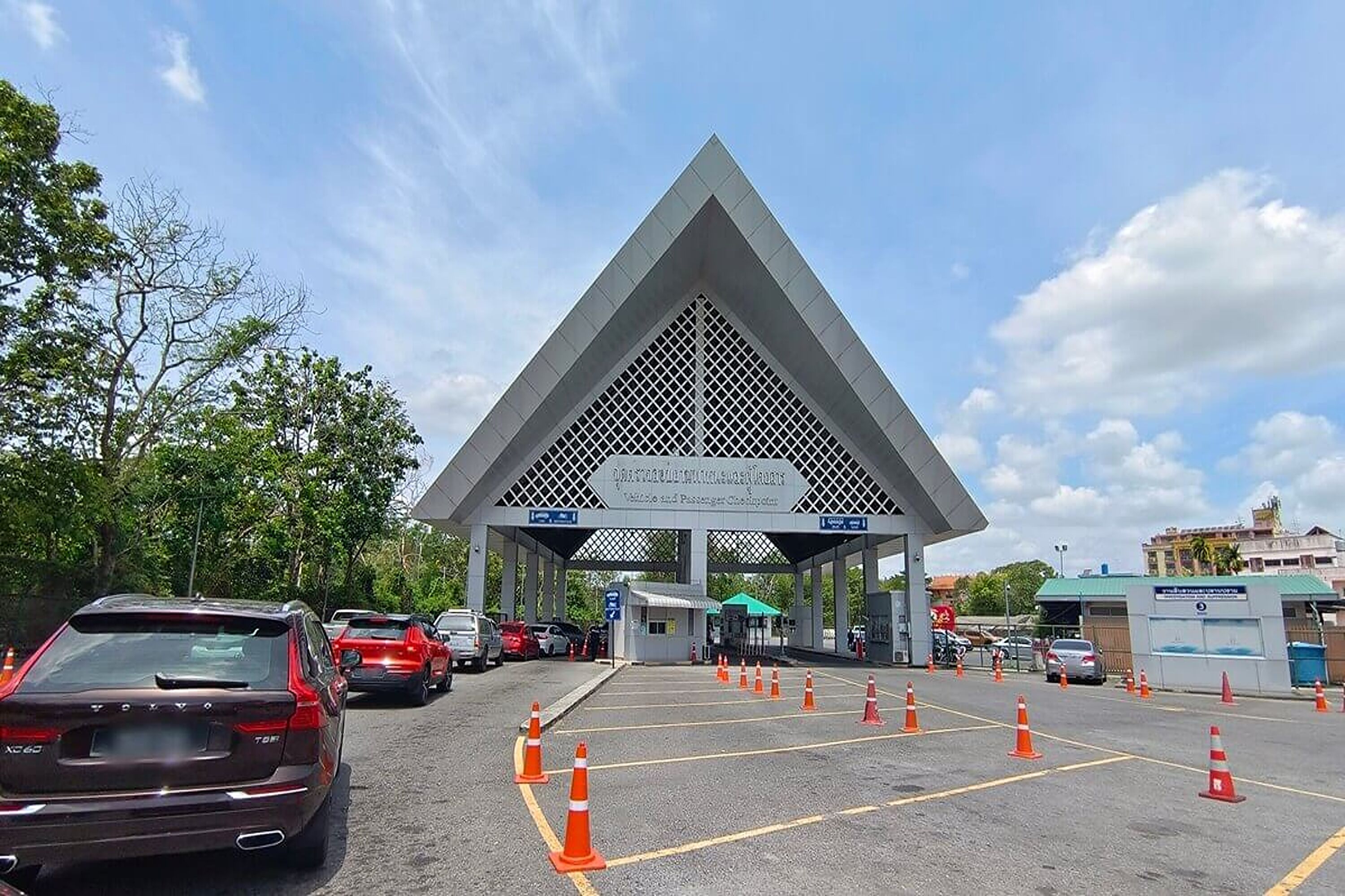 Un edificio moderno con techo triangular y un cartel que indica que es una estación de peaje.