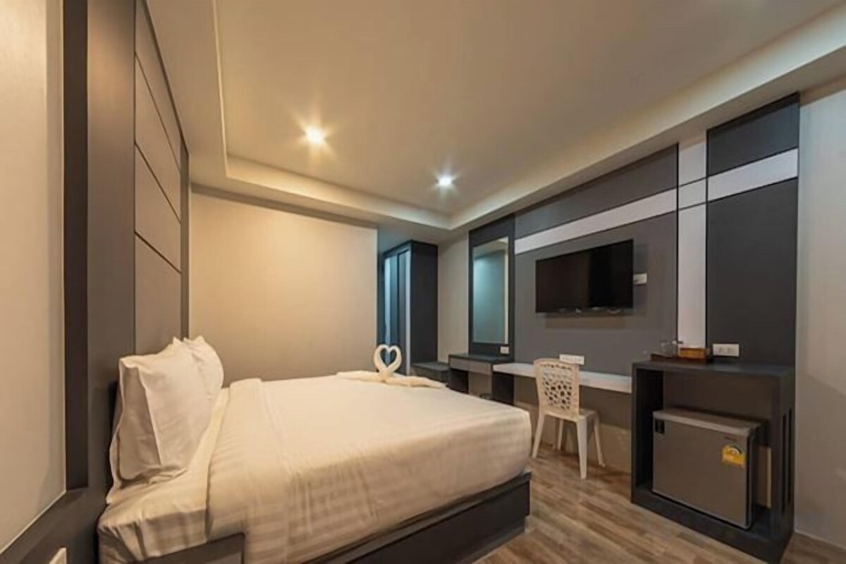 Minibar, caja de seguridad en la habitación y escritorio 