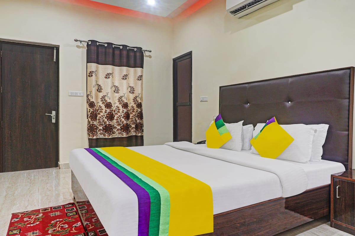 Deluxe Room | Iron/ironing board