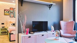 Deluxe Room, 1 Bedroom, Smoking, River View | Ruang tamu