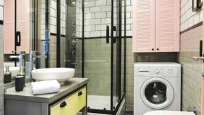 Deluxe Room, 1 Bedroom, Smoking, River View | Bilik Mandi