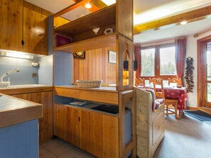 Kylskåp, mikrovågsugn, diskmaskin och kaffe- och tebryggare