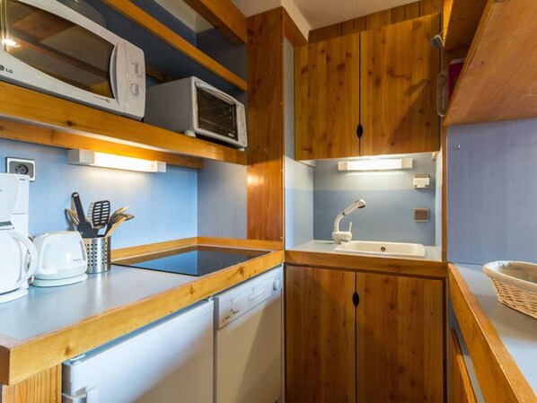 Kylskåp, mikrovågsugn, diskmaskin och kaffe- och tebryggare