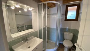 A bathroom with a glass-enclosed shower, a sink, a toilet, and a mirror. - Duplex 4-bedroom apartment, 250m from slopes, parking, sleeps 10 - Les Angles (Les Angles)