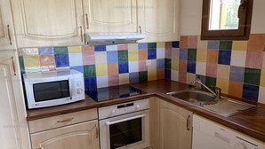 A kitchen with light wooden cabinets, a microwave, a stove, and a sink. - Duplex 4-bedroom apartment, 250m from slopes, parking, sleeps 10 - Les Angles (Les Angles)