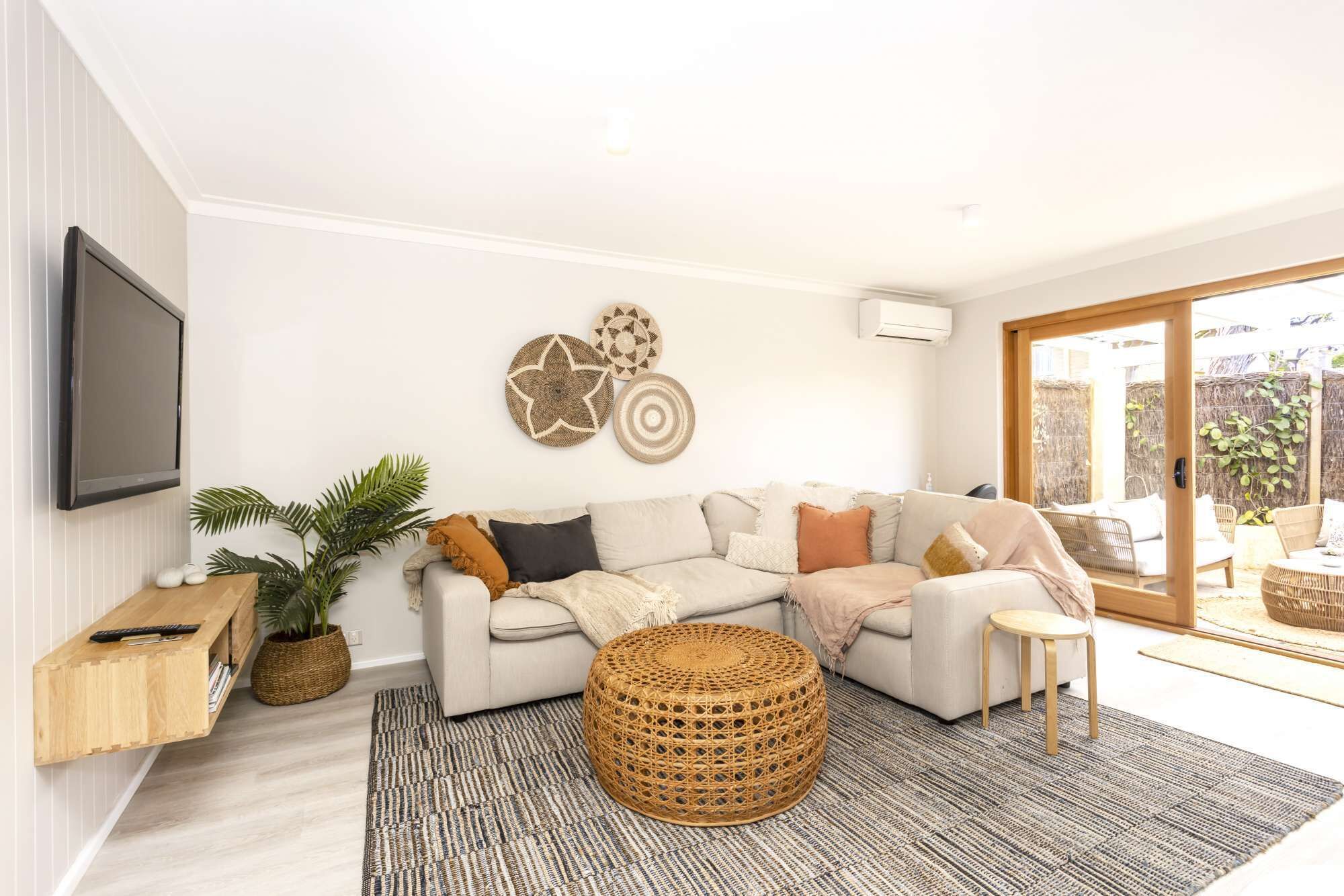 Hamptons styled renovated townhouse. Free WIFI and parking.