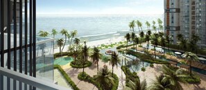 Ein Resort mit Poolbereich, Palmen und Blick auf den Ozean.