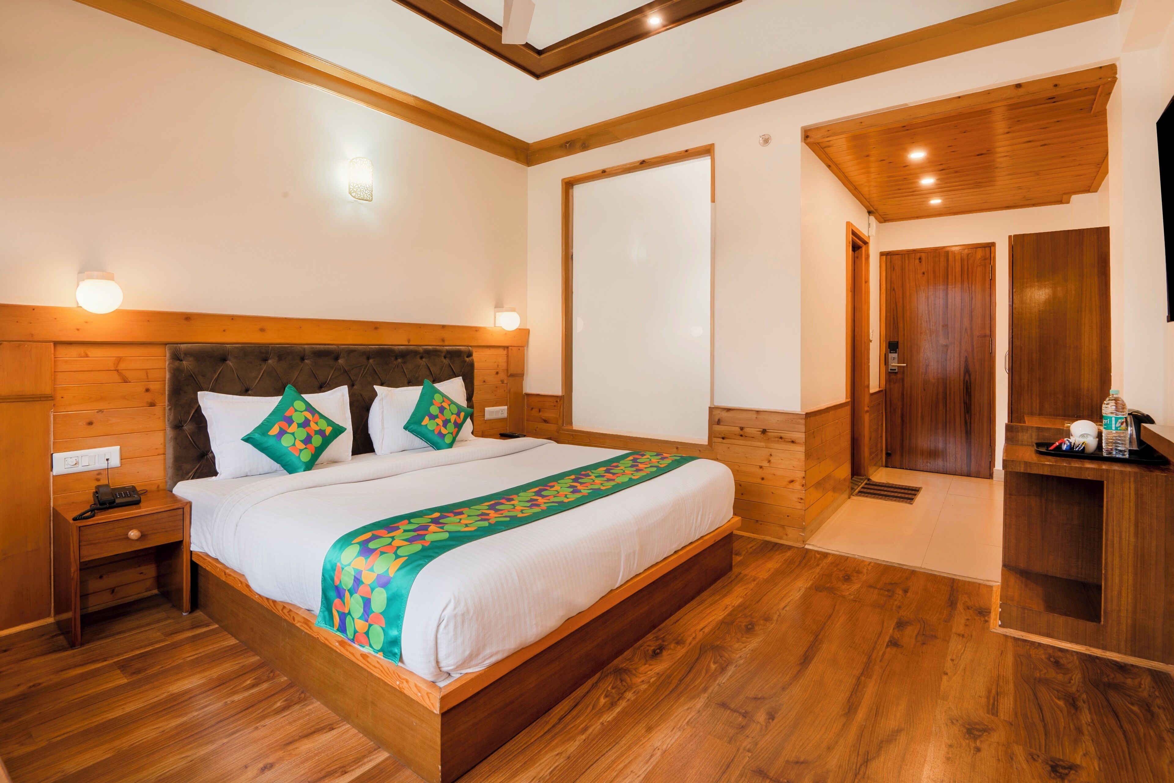 Escritorio, tabla de planchar con plancha y ropa de cama 