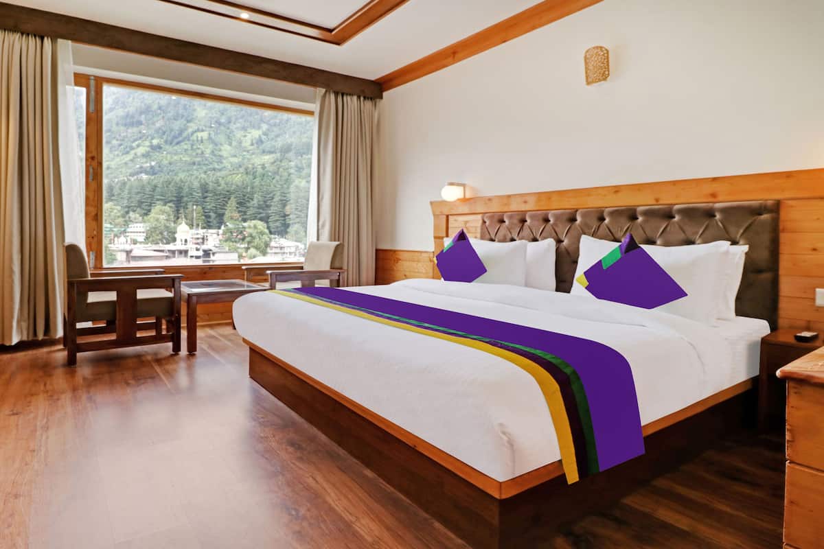 Standard Room | Desk, iron/ironing board, bed sheets