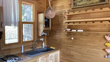 Forest Bungalow in Mountain (2A) | Cuisine privée | Réfrigérateur, plaque de cuisson, chaise haute