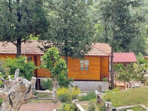 Forest Bungalow in Mountain (2A) | In-room safe, free cribs/infant beds, free WiFi, bed sheets