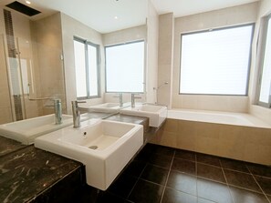 Combined shower/bathtub, bidet, towels, soap