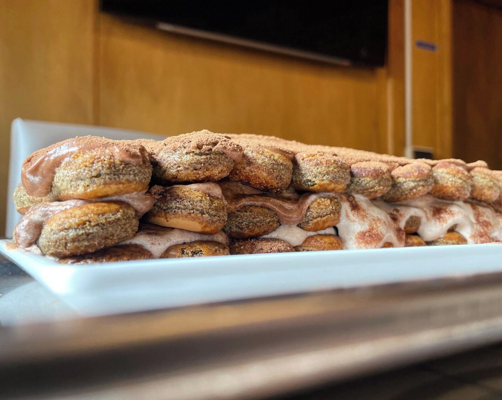 Une pile de pâtisseries sur une assiette blanche.