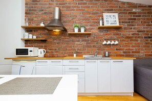 Réfrigérateur, micro-ondes, plaque de cuisson