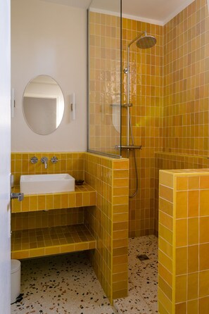 Ensemble douche/baignoire, sèche-cheveux, bidet, serviettes fournies
