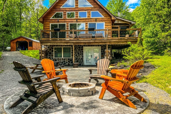 Outdoor seating with fire pit. Firewood free for guests
Weber grill
