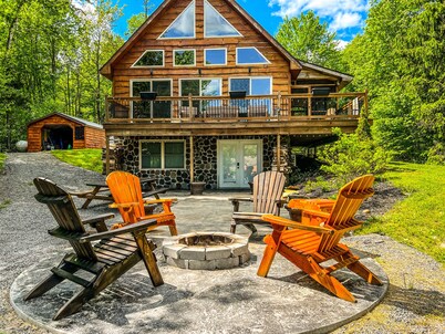 Cozy Chalet retreat on Lake Pennock