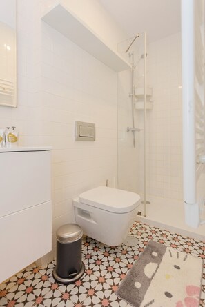 อพาร์ทเมนท์ | ห้องน้ำ | ฝักบัว, เรนชาวเวอร์, ผ้าเช็ดตัว, ยาสระผม