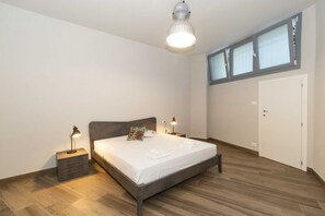 1 habitación, tabla de planchar con plancha y ropa de cama