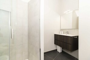 Shower, hair dryer, bidet, towels - GuestHost - LINGOTTO Roomy and Cozy Apt! x3 (Torino)
