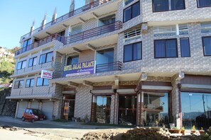 Egyptian cotton sheets, premium bedding, pillowtop beds, minibar - Jalal Palace (Almora)
