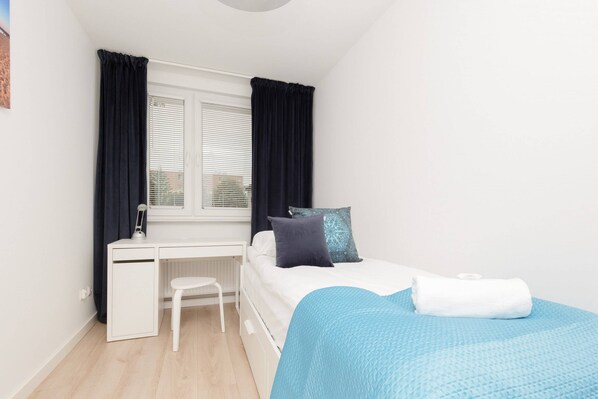 2 habitaciones, escritorio, tabla de planchar con plancha y wifi