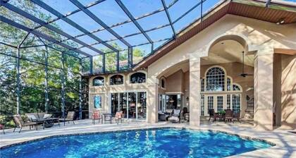 Naples Villa on the Golf Course! 8 Bedrooms Sleeps 20! Pets welcome, 30 day min