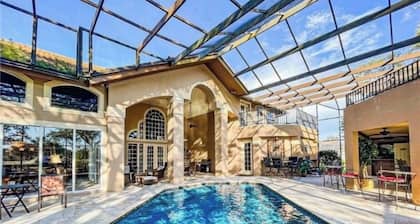 Naples Villa on the Golf Course! 8 Bedrooms Sleeps 20! Pets welcome, 30 day min