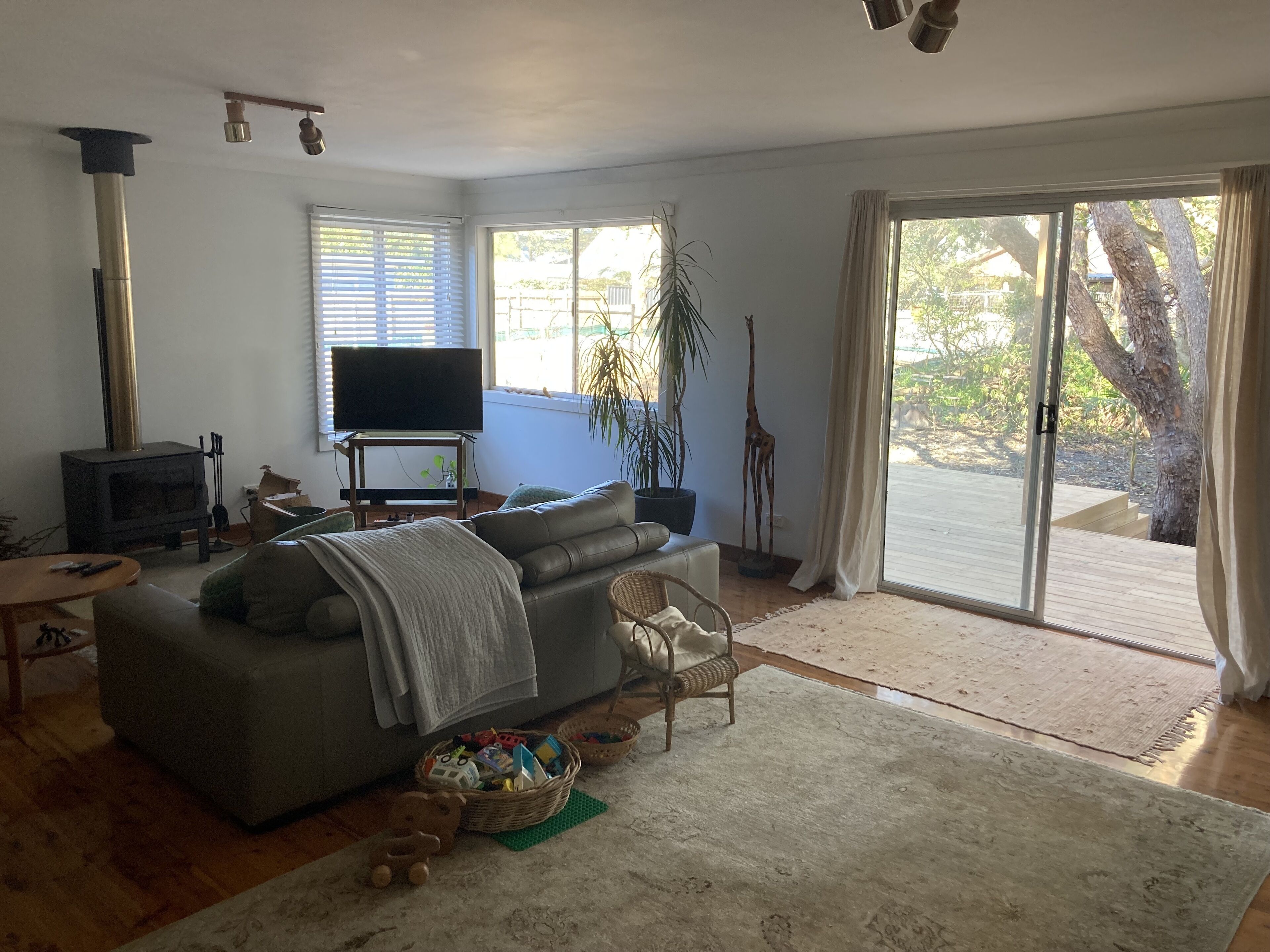 Smart-tv, eldstad och en stereo