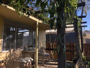 Outdoor dining - Totally cute beach shack 80m walk to Culburra beach! (Culburra Beach)