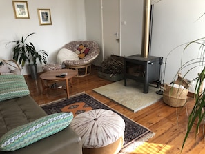 Smart TV, fireplace, stereo