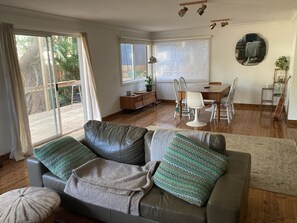 Smart TV, fireplace, stereo - Totally cute beach shack 80m walk to Culburra beach! (Culburra Beach)